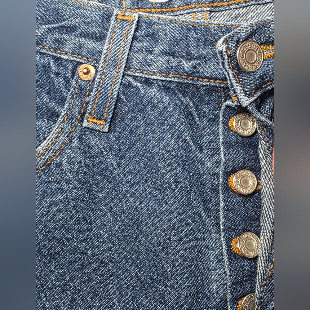 Levis 501 Blue Straight-Leg Jeans with Classic Design 32x30 Vintage Y2k Denim - Picture 2 of 8